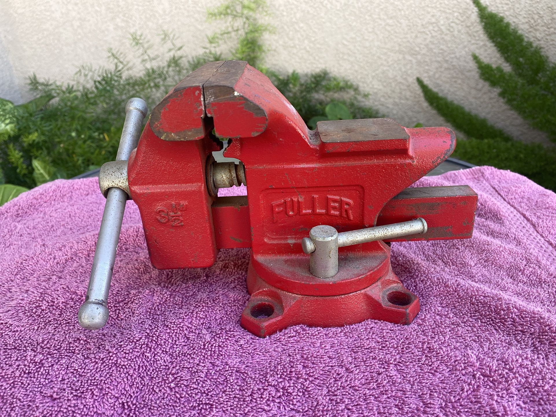 Selling A small 3.5” Fuller Vise