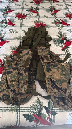 Camo hydration vest multiple pouches