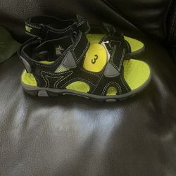 Khombu Sandals Size 3 Youth