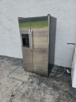 general electric double door stainless steel refrigerator.