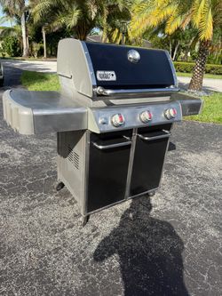 Weber Genesis BBQ Grill - 3 Burner - Works Perfectly. Comes with Propane tank.