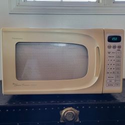 PANASONIC The Genius Premier 1100 Watt Microwave With Sensor Cook