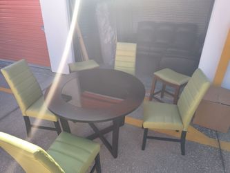 Dining table in good condition with stools