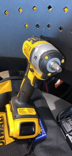 DEWALT DCF 890-20-Volt MAX Lithium-Ion 3/8 in. XR Cordless Compact Impact Wrench Battery Charger