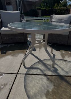 Round patio table
