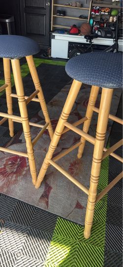 Bar Stool with Turned Legs, Natural Finish, and Canter Thatch Seat