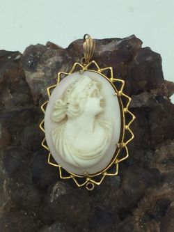 Vintage 10K Solid Gold Cameo Pendant