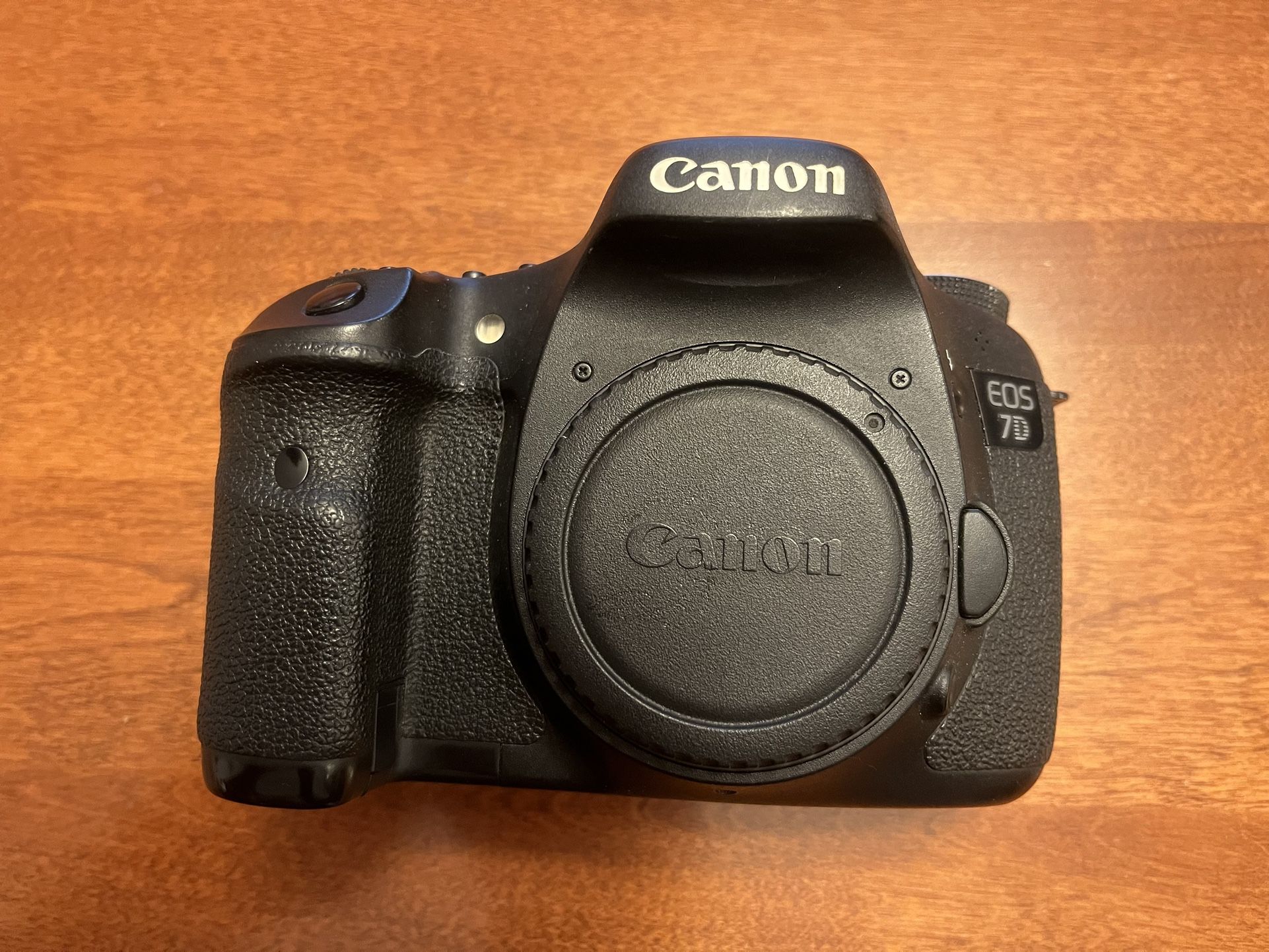 Canon EOS 7D & 2 64GB CF Cards