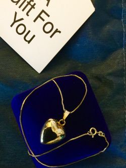 Gold HART 💕✨ Italian Gold Hart necklace ✨💕 Very pretty plays music chimes🎵🎶🎵