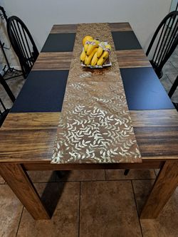 BEAUTIFUL DINING TABLE BRAND NEW (NO CHAIRS)