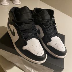 Air Jordan 1s (black/white)