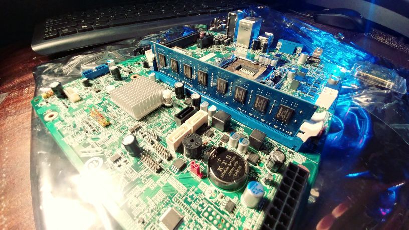 Ms-7869 ver:1.0 acer inc mother board with one stick of ram its 8g and has a processor with it. This also has built in Wi-Fi adapter