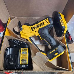 DEWALT 20v MAX CORDLESS PRUNNER KIT