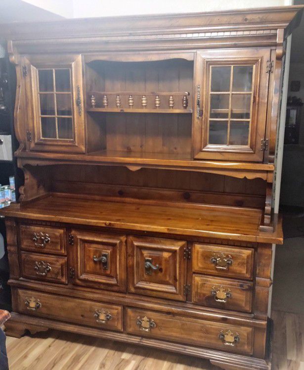 China cabinet,  Good condition. Best offer. H 75 1/4"X W 67 1/4"X D 19"
