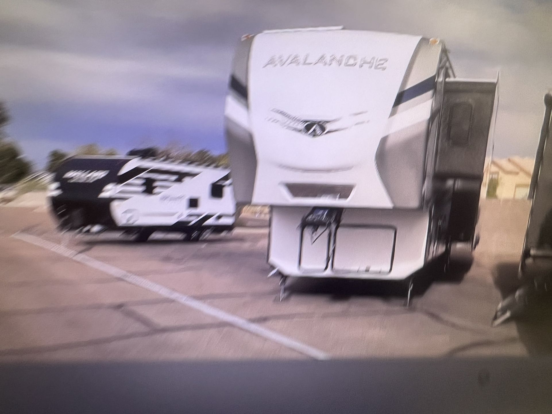 2022 AVALANCHE 322RL