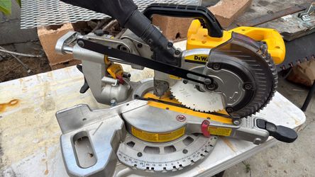 Miter saw delwalt como Nuevo