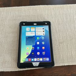 iPad 8 Like New Still Apple Care 