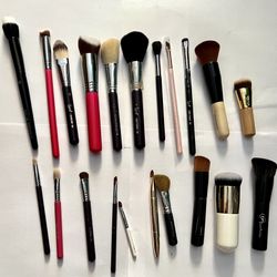 Lost of 21 makeup brush’s sigma 3D HD Bobbi brown tarte bare mineral MuA  Some are used and not in good condition , some are new     All professional