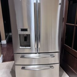 GE Refrigerator For Parts. 