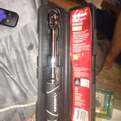 Husky 1/4 In Drive Torque Wrench. 40-200in LBS