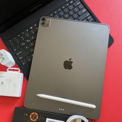 Apple IPad Pro 12.9” 5th Generation (M1 chip/ Face ID/2021) 128GB with pen, keyboard & Accessories 