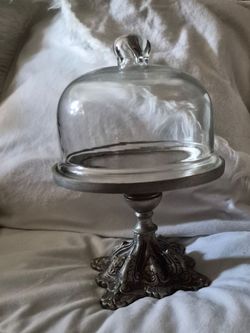 Pedestal pastry stand