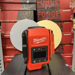 Milwaukee M18 18V Lithium-Ion Cordless 2000 Peak Amp HOTSHOT Jump Starter (Tool-Only)