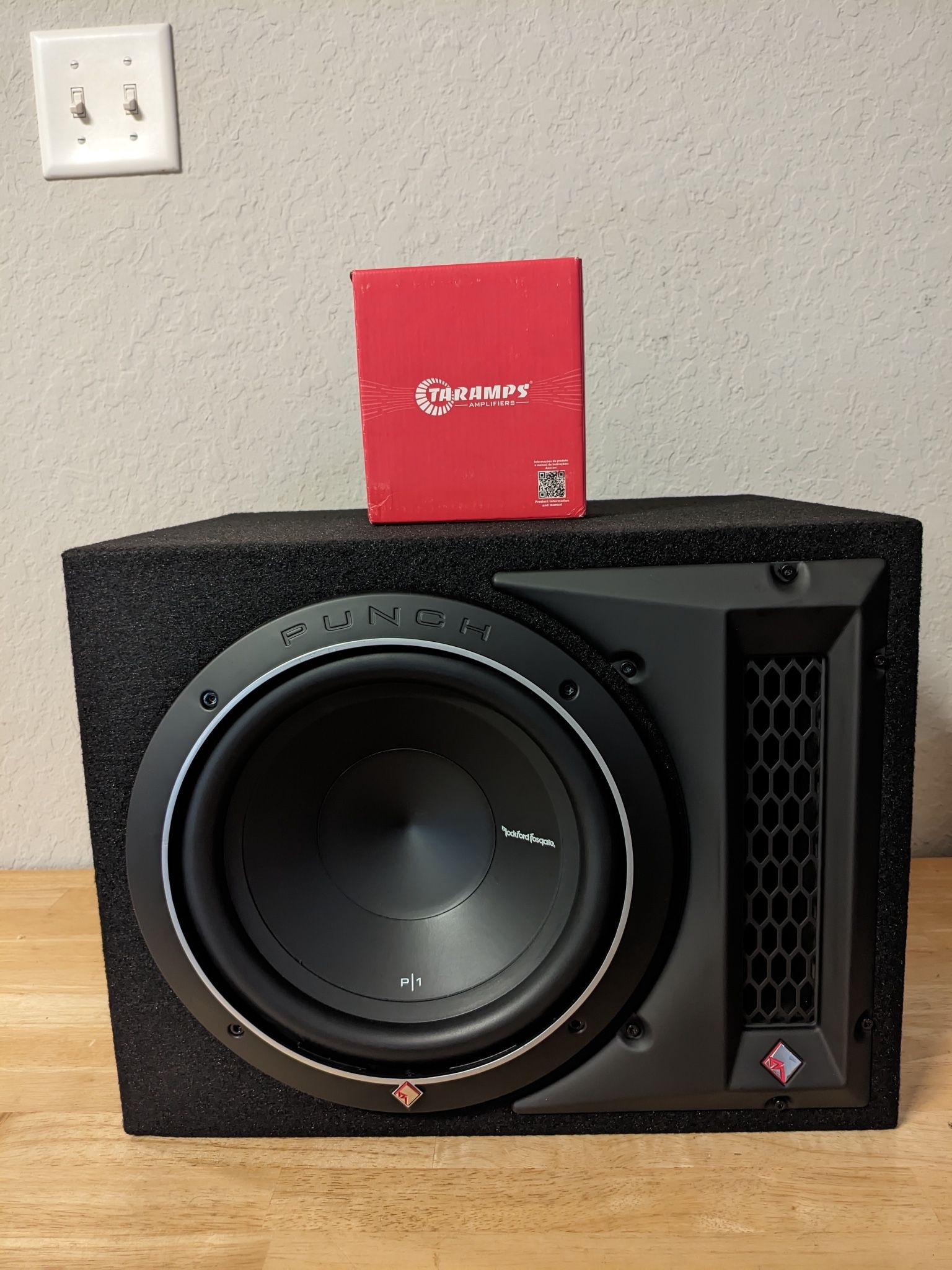 Rockford fosgate 10" subwoofer in original vented box + amplifier. NEW