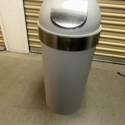 Umbra Venti Kitchen Trash Can