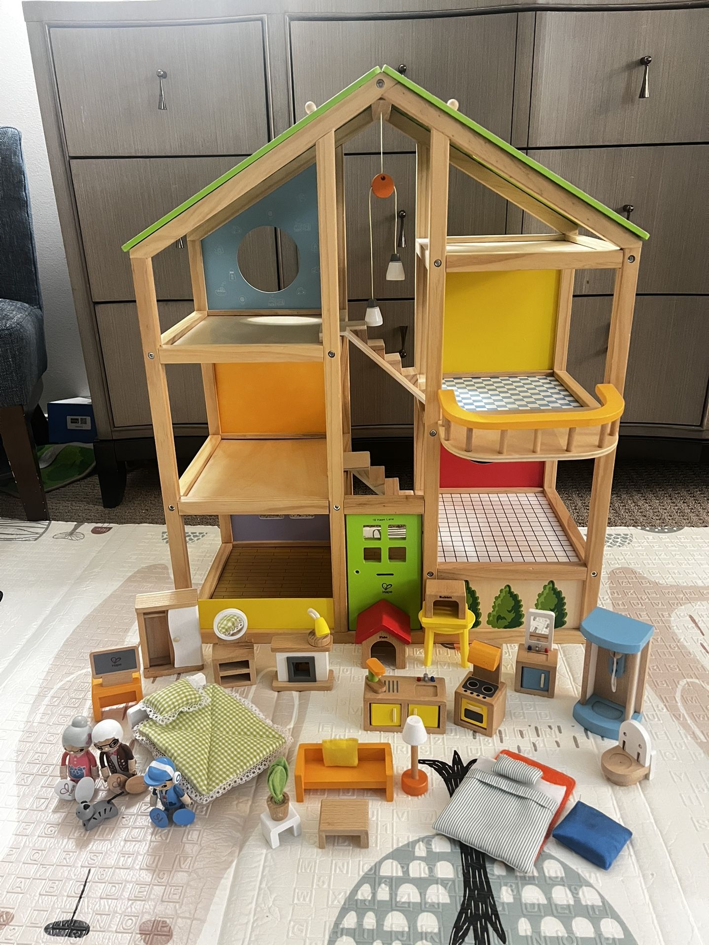 Dollhouse and accessories