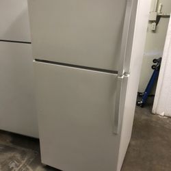Whirlpool 18 Cu Ft White Apartment Size Refrigerator 