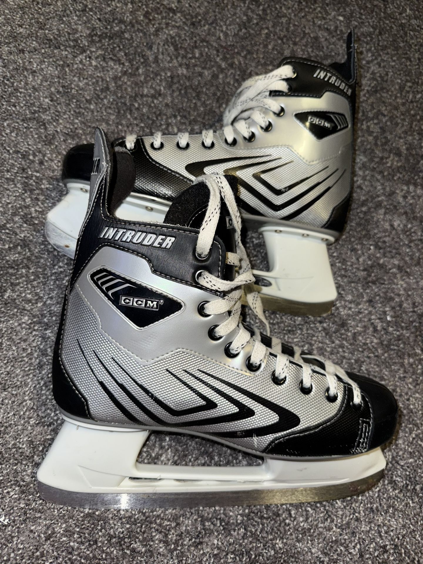 CCM Intruder Hockey Ice Skates Mens Size 10 Vintage Classic Used Pre Owned Gear.