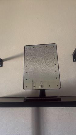 Selling light up vanity mirror