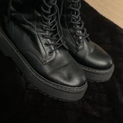 Steve Madden women’s Buffy Lace up Booties- Black- Size 8- Leather.