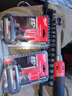 MILWAUKEE M12 BOX RATCHET AND 2 MILWAUKEE BATTERIES M12 5.0