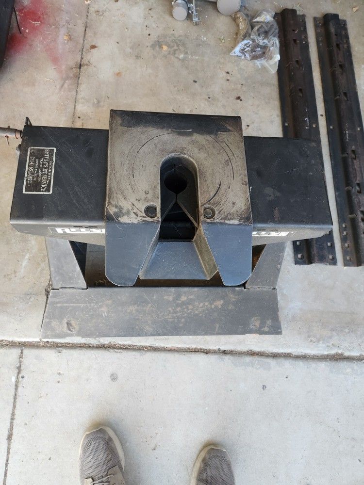 Reese 18K 5th Wheel Hitch and Tailgate