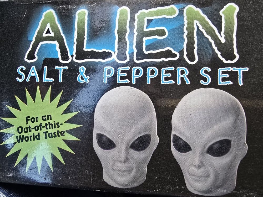 ALIEN SALT & PEPPER SHAKERS 