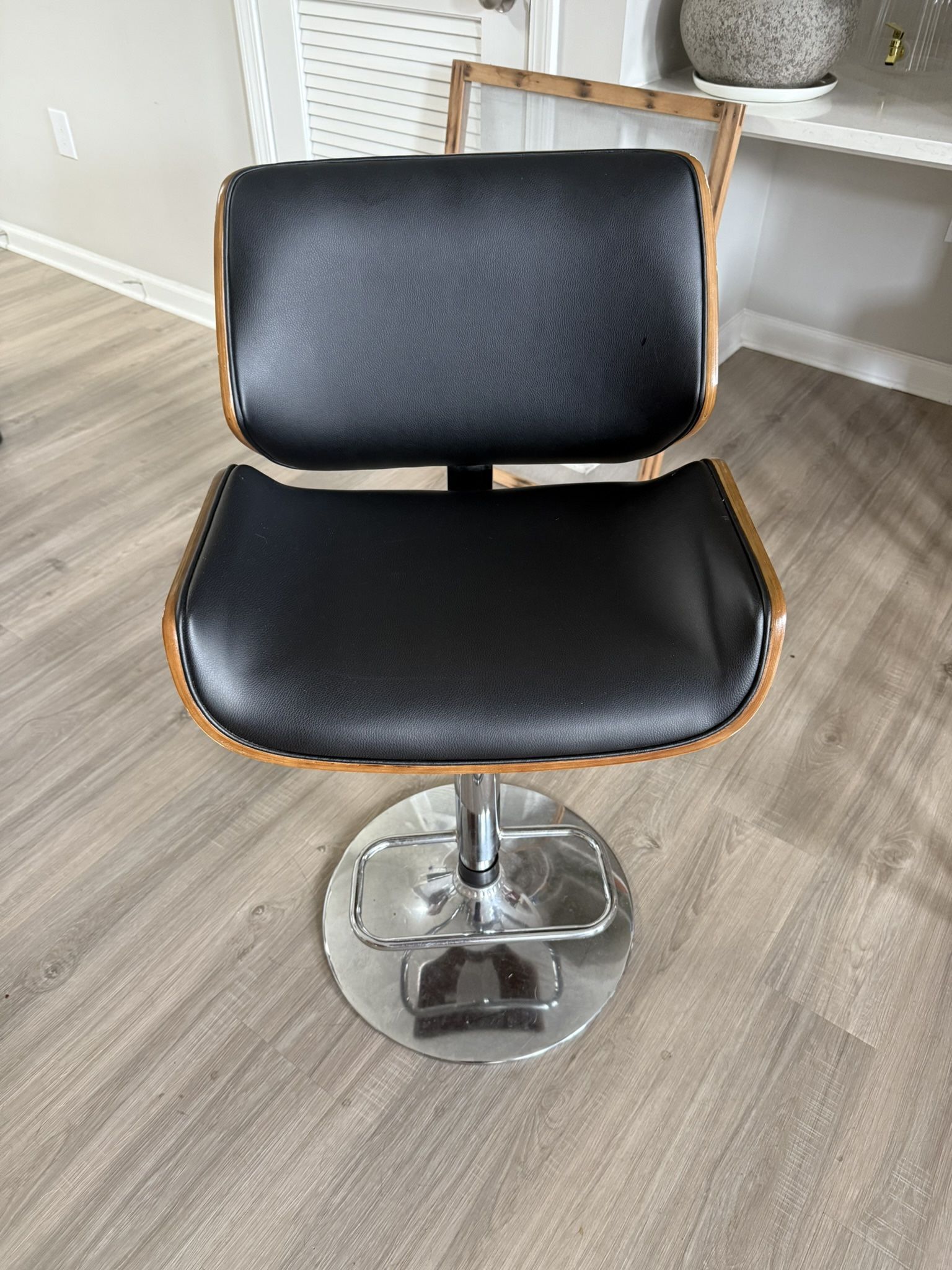 Adjustable Height Bar Stools