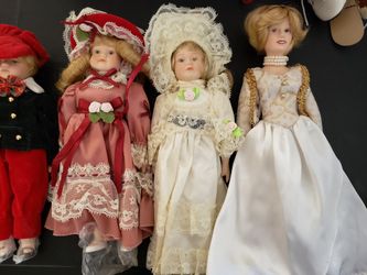 Mini porcelain dolls