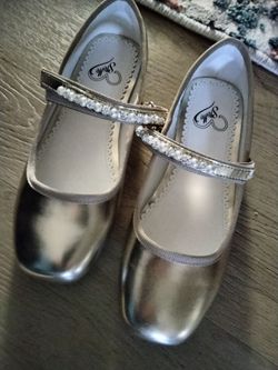 $4! Like new! Size 3 girls good tone shoes