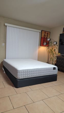 VERY NICE LIKE NEW QUEEN SIZE AIRELOOM PREFERRED HYBRID MATTRESS AND  BOXSPRING FOR SALE! FREE