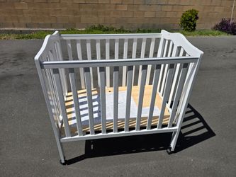 DOM Dream On Me Portable Foldable Mini Crib
