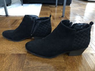 Wessley black faux suede quilted bootie size 9 used but nice