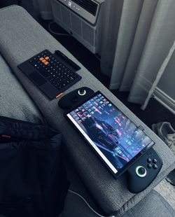 ONEXPLAYER X1 MINI 8840U 32GB RAM 2TB HANDHELD PC