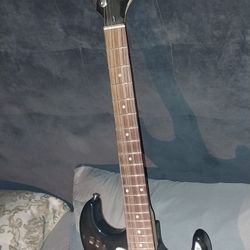 Silvertone SS11 Electric Guitar with Case  And Silvertone Smart IIls Guitar  Amplifier Smart 26 Watts