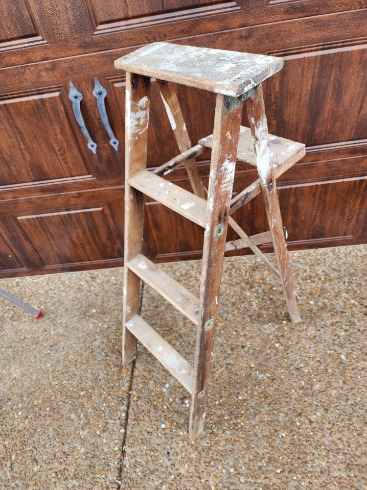 *** 6ft And 4 FT Ladder 's ***