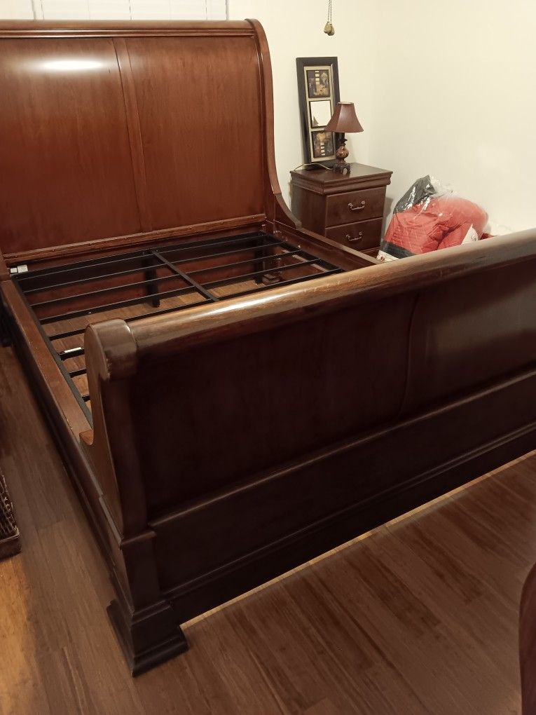 QUEEN THOMASVILLE SLEIGH BED
