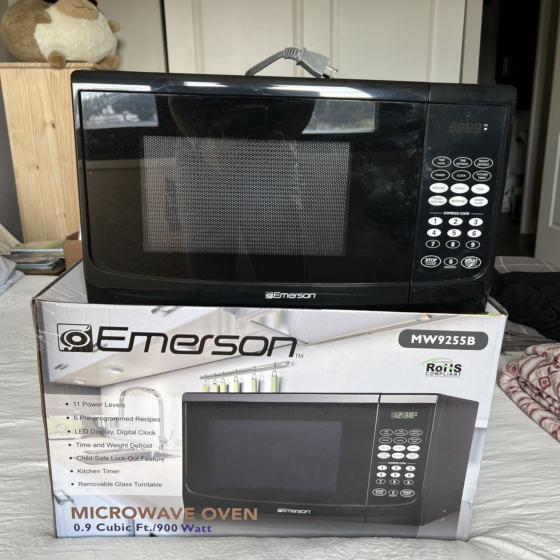 Emerson 900 Watt Microwave MW9255B