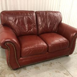 BEAUTIFUL  LEATHER  LOVESEAT / COUCH