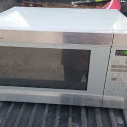 Sharp extra-large countertop microwave oven